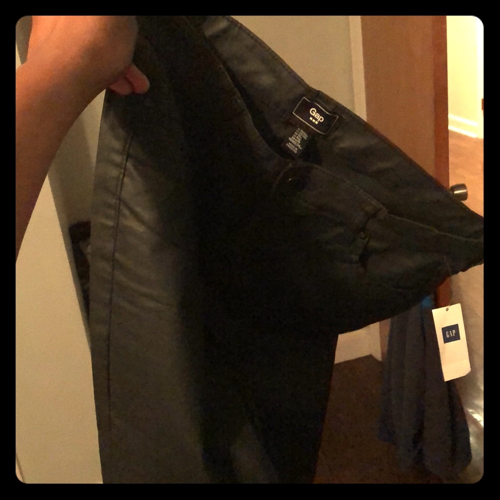 Black legging pants from the Gap.